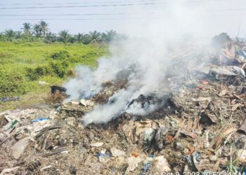 KEBAKARAN daripada sisa industri yang dibuang secara haram mengancam kesihatan lebih 300,000 penduduk yang tinggal sekitar Kapar, Meru dan Jeram, Selangor. - IHSAN PENDUDUK