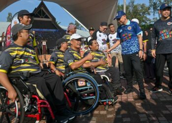 ARMIZAN Mohd. Ali (dua dari kanan) beramah mesra dengan peserta orang kurang upaya (OKU)  pada majlis perasmian Sambutan Hari Sukan Negara Peringkat Negeri Terengganu di  Kuala Terengganu, hari ini. - UTUSAN/PUQTRA HAIRRY ROSLI