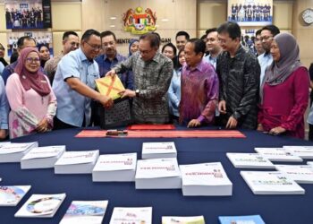 ANWAR Ibrahim memasukkan dokumen ucapan Belanjawan 2024 Malaysia Madani semasa melakukan tinjauan di Kementerian Kewangan hari ini. Turut sama Timbalan Menteri Kewangan, Datuk Seri Ahmad Maslan, Steven Sim Chee Keong dan Ketua Setiausaha Negara, Tan Sri Mohd Zuki Ali. - FOTO JABATAN PENERANGAN