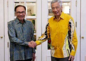 ANWAR Ibrahim dan Lee Hsien Loong ketika Sesi Permukiman 
Pemimpin-Pemimpin Malaysia-Singapura Ke-10 di Singapura 
semalam. – PEJABAT PERDANA MENTERI