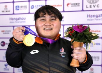 BONNIE Bunyau Gustin meraikan pingat emas yang dimenangi dalam powerlifting 72kg pada Sukan Para Asia 2022 di Hangzhou hari ini. - MAJLIS SUKAN NEGARA
