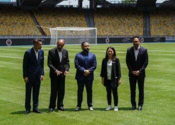TUNKU Ismail Sultan Ibrahim (tiga, kanan) dan Hannah Yeoh (dua, kanan) meninjau padang baharu Stadium Nasional, Bukit Jalil yang baru ditukar kepada rumput Zeon Zoysia hari ini. Turut hadir Pengerusi Perbadanan Stadium Malaysia (PSM), Datuk Hans Issac (kanan) serta Ketua Pegawai Eksekutif PSM, Mohd.Faidz Sanusi (paling kiri). - UTUSAN/SHIDDIEQIIN ZON