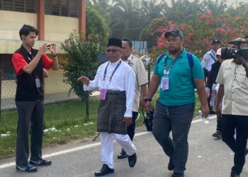 KASIM Samat hadir ke Sekolah Menengah Kebangsaan (SMK) Felda Chemomoi, Bentong yang dijadikan pusat pengundian untuk PRK DUN Pelangai.