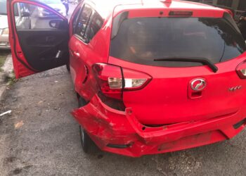KERETA Perodua Myvi dinaiki dua suspek kes samun yang cuba melarikan diri daripada dicekup polis semalam. - UTUSAN/IHSAN PDRM