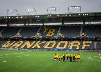 STADIUM Wankdorf di Bern, Switzerland yang menggunakan rumput tiruan mencetuskan kebimbangan terhadap Manchester City menjelang pertemuan Liga Juara-Juara esok. – AFP