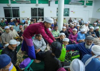 SEORANG petugas menjalankan kutipan dana #Aid4Palestine2.0 selepas dilancarkan di Masjid Rusila, Marang, hari ini.