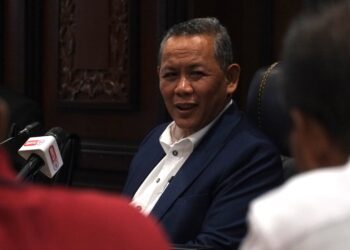 AMINUDDIN Harun pada sidang akhbar selepas mempengerusikan Mesyuarat Mingguan Exco di Wisma Negeri, Seremban hari ini.