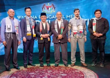Zairulshahfuddin Zainal Abidin (kiri sekali) bergambar bersama panel Wacana Pengamal Media: Solidariti Palestin di Pusat Penyiaran  TVAllhijrah, Kompleks Pusat Islam, di sini hari ini.
