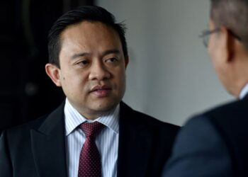 WAN Saiful Wan Jan tiba di Mahkamah Sesyen Kuala Lumpur bagi menghadapi pertuduhan pengubahan wang haram. -UTUSAN/M. FIRDAUS M. JOHARI