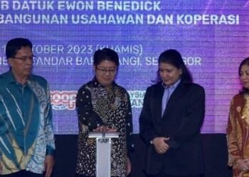 EWON Benedick (dua dari kiri) ketika merasmikan Majlis Peluncuran Dasar Koperasi Malaysia 2030 (DaKoM 2030) di Hotel Tenera, Bangi, Selangor, hari ini.