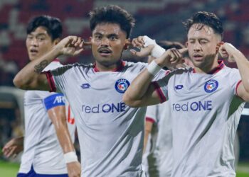 DARREN Lok (kanan) meraikan jaringannya ketika membantu Sabah FC membelasah PSM Makassar dalam sainganPiala AFC di Stadium Kapten I Wayan Dipta, Bali kelmarin.