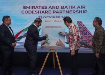 ANTHONY Loke Siew Fook (kiri) menyaksikan majlis menandatangani perjanjian perkongsian kod antara syarikat penerbangan Emirates dengan Batik Air yang disempurnakan oleh Timbalan Senior Kanan Operasi Komersial Emirates, Orhan Abbas (dua kiri) dengan  Pengasas Kumpulan Lion Air (Batik Air), Rusdi Kirana (dua dari kanan) dan turut hadir Pengarah Strategi Kumpulan Batik Air, Datuk Chandran Rama Muthy (kanan) di Ritz Carlton Kuala Lumpur di sini semalam. -UTUSAN/AMIR KHALID