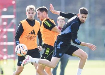PEMAIN Arsenal menjalani latihan di London Colney, England semalam menjelang pertemuan dengan Manchester City pada aksi Liga Perdana Inggeris hari ini. – IHSAN ARSENAL