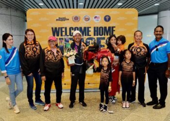 MOHD. Qabil Ambak Mahamad Fathil disambut oleh keluarga dan pegawai Majlis Sukan Negara sebaik sahaja tiba di tanah air daripada memenangi pingat emas Sukan Asia di Hangzhou. – IHSAN MAJLIS SUKAN NEGARA