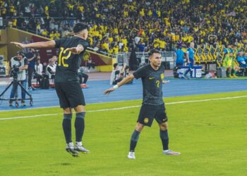 FAISAL Halim (kanan) meraikan jaringannya bersama Arif Aiman Hanapi ketika menentang India dalam perlawanan Pestabola Merdeka 2023 di Stadium Nasional Bukit Jalil kelmarin. - MINGGUAN/FARIZ RUSADIO