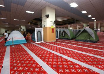 IBU bapa turut diberikan khemah dalam Masjid UPM untuk menghantar anak-anak mereka mendaftar di universiti berkenaan, semalam.