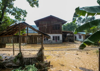 KEADAAN sebahagian rumah penduduk yang dipenuhi lumpur setelah banjir surut di Kampung Padang Empang, Kupang di Baling. - UTUSAN/ SHAHIR NOORDIN