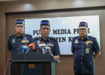 FISOL Salleh (tengah) pada sidang akhbar di IPK Kedah, Alor Setar. -UTUSAN/SHAHIR NOORDIN
