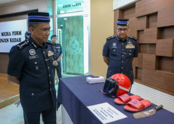 FISOL Salleh (kiri) melihat sebahagian barangan kes yang dirampas polis pada sidang akhbar di IPK Kedah, Alor Setar. -UTUSAN/SHAHIR NOORDIN