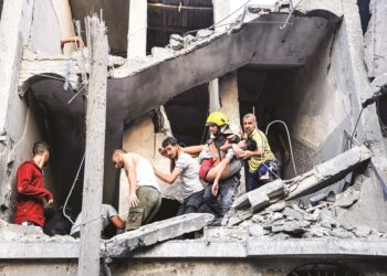 Seorang remaja Palestin dibawa turun daripada runtuhan bangunan di Khan Yunis, di Selatan Gaza, pada Khamis lalu. – AFP