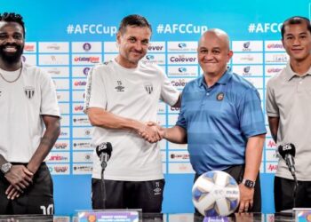 TOMISLAV Steinbruckner (dua, kiri) dan Ernest Nierras (dua, kanan) bersalaman selepas sidang akhbar di Stadium Sultan Mizan Zainal Abidin, Gong Badak, Kuala Nerus semalam. Turut sama kapten masing-masing, Habib Haroon (kiri) dan Matthew Nierras. - IHSAN TERENGGANU FC