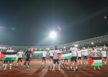 PEMAIN-Pemain Terengganu turut menyatakan sokongan kepada Palestin selepas mengibarkan bendera negara itu selepas berakhir perlawanan separuh akhir pertama Piala Malaysia di Stadium Bola Sepak Kuala Lumpur, Cheras kelmarin.-UTUSAN/ISKANDAR ISHAK
