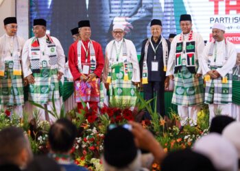Abdul Hadi Awang bersama Dr. Mahathir Mohamad dan Muhyiddin Yassin pada majlis perasmian Muktamar Tahunan Pas Ke-69 di Shah Alam, Selangor, hari ini. - UTUSAN/SADDAM YUSOFF