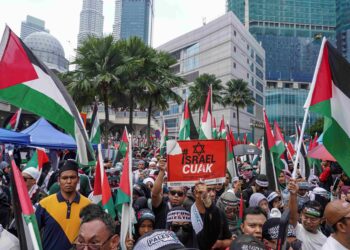 SEBAHAGIAN orang awam yang menyertai Himpunan 10K Solidariti Palestin berhimpun dan berarak dari Masjid KLCC ke pekarangan Kedutaan Amerika Syarikat. - UTUSAN/AMIR KHALID