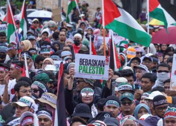 RIBUAN orang awam yang hadir sambil membawa bendera negara Palestin dan sepanduk bagi memberi sokongan semasa menyertai Himpunan Freedom For Palestine    di Dataran Merdeka  di sini hari ini.-UTUSAN/ AMIR KHALID