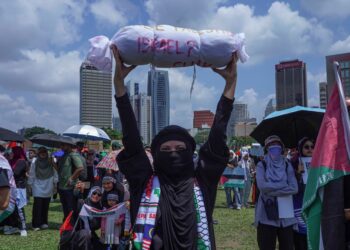 REAKSI orang awam yang membawa replika jenazah sebagai sokongan sewaktu menyertai Himpunan Freedom For Palestine di Dataran Merdeka di sini hari ini. -UTUSAN/ AMIR KHALID