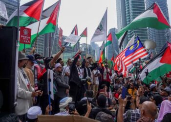 SEBAHAGIAN orang awam bersorak melepaskan kemarahan selepas selesai solat Jumaat dan berarak dari Masjid Tabung Haji ke Pejabat Kedutaan Amerika Syarikat, Jalan Tun Razak, hari ini.-UTUSAN/AMIR KHALID