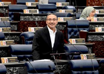 HISHAMMUDDIN Tun Hussein ketika berbahas di Dewan Rakyat, semalam. – JABATAN PENERANGAN