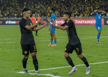 GANDINGAN Arif Aiman Hanapi (kiri) dan Faisal Halim berkesan ketika bertemu India tetapi kurang 'menjadi' berdepan Tajikistan.