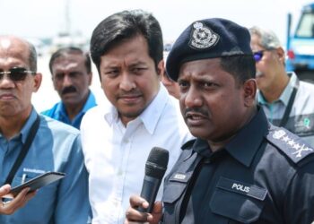 HUSSEIN Omar Khan ditemui pemberita pada sidang akhbar selepas menghadiri Latih Amal Ops Ex-Ganjar 2023 dekat Pelabuhan Klang di Klang, Selangor, hari ini. - UTUSAN/AFIQ RAZALI