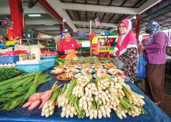 Kini rakyat  ternanti-nanti, harga barangan apakah yang akan meningkat berikutan pengurangan subsidi oleh kerajaan. – UTUSAN/MUHAMAD IQBAL ROSLI