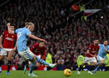 PENYERANG Manchester City, Erling Haaland menjaringkan gol melalui sepakan penalti menentang Manchester United dalam saingan Liga Perdana Inggeris di Old Trafford, kelmarin. City menang 3-0. – AFP