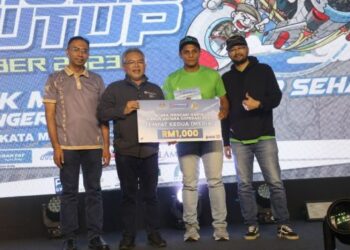 WAKIL Utusan Malaysia, Mohamad Hafiz Yusiff Bakri (dua dari kanan) menerima replika cek selepas berjaya menduduki tempat kedua pertandingan pencarian harta karun Sekatarakyat 2023 baru-baru ini.