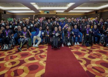 HANNAH Yeoh (tengah) dan Megat D Shahriman Zaharudin bersama atlet dalam majlis penyampaian hadiah pemenang pingat Sukan Para Asia 2022 Hangzhou di Kuala Lumpur, semalam. – UTUSAN/FARIZ RUSADIO