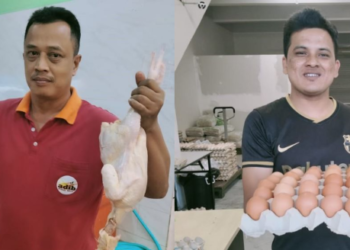 FAISAL Abdullah (kiri) dan Muhamad Faizal menunjukkan ayam dan telur yang dijual bawah harga agar tidak membebankan pengguna di kedai mereka di Bandar Pontian, Johor, hari ini.