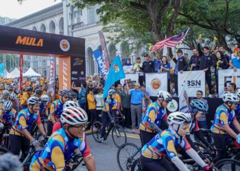 ANWAR Ibrahim melepaskan acara larian dan berbasikal Fit Malaysia pada sambutan Hari Sukan Negara 2023 di Dataran Putrajaya, semalam.- UTUSAN/FAIZ ALIF ZUBIR