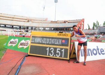 Hazriq Cik Mat Kilau menunjukkan catatan yang dilakukan dalam acara 110 meter lari berpagar lelaki bawah 18 tahun pada Kejohanan Olahraga MSSM di Stadium Tuanku Abdul Rahman, Paroi, Seremban semalam. – UTUSAN/BADRUL HAFIZAN MAT ISA