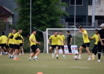 PEMAIN-Pemain Harimau Malaya sudah bersiap sedia untuk menentang Tajikistan di Stadium Nasional Bukit Jalil, malam ini.-UTUSAN/SYAKIR RADIN
