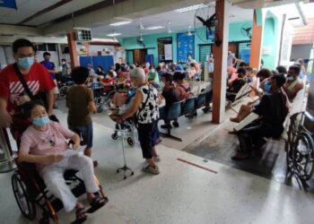 HOSPITAL Pulau Pinang di George Town adalah antara hospital awam yang sentiasa dipenuhi dengan pesakit menyebabkan tempoh menunggu khususnya di Unit Kecemasan hospital berkenaan didakwa terlalu lama sehingga mencecah lima jam sebelum dapat bertemu doktor. - UTUSAN/IQBAL HAMDAN