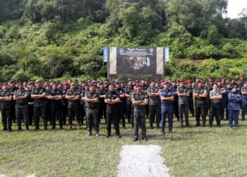 RAZARUDIN Husain (tengah) pada Majlis Perasmian WCB/PSK KDNKA Bukit Aman di Pusat Latihan Pasukan Gerakan Am (PLPGA) Ulu Kinta di Ipoh hari ini. - UTUSAN