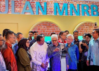 AHMAD FUZI Abdul Razak (tengah); Rudy Rodzila Che Lamin (kiri) dan Raja Tan Sri Arshad Raja Tun Uda (kanan) ketika pelancaran IKHLAS Secure Travel Takaful di MSAM Setia Fontaines, Bertam, Pulau Pinang semalam.