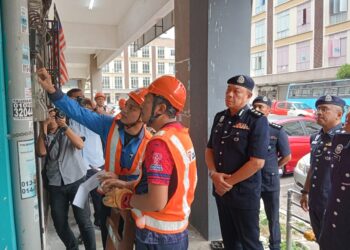 PETUGAS TNB melakukan pemotongan bekalan elektrik di sebuah premis perjudian yang berselindung di sebalik pasar raya mini di Iskandar Puteri.