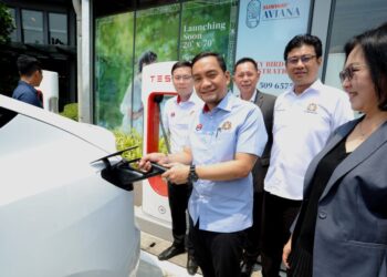 ONN HAFIZ GHAZI mengecas kereta elektrik Tesla sempena Majlis Pelancaran Tesla Super Charger di Sunway Big Box, Iskandar Puteri.