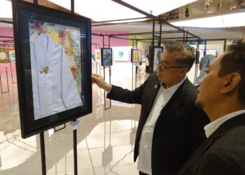 YAHYA JAAFAR melihat hasil seni yang dipamerkan pada Pameran dan Bicara Seni di pusat beli-belah Komtar JBCC, di Johor Bahru.