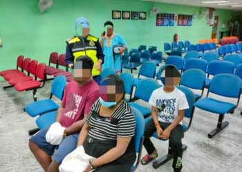 PASANGAN suami isteri ditahan kerana disyaki cuba mendapatkan pasport bagi seorang kanak-kanak lelaki warga asing di Kulai.