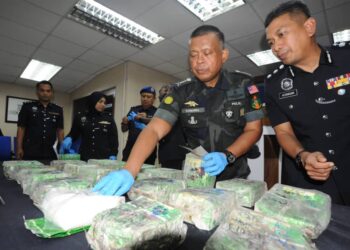 KAMARUL ZAMAN MAMAT menunjukkan bungkusan dadah jenis syabu yang berjaya dirampas daripada sindiket  dalam sidang akhbar di IPK Johor, Johor Bahru.
